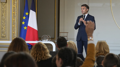 Macron au 20h trois jours avant les Européennes : les oppositions saisissent l’ARCOM