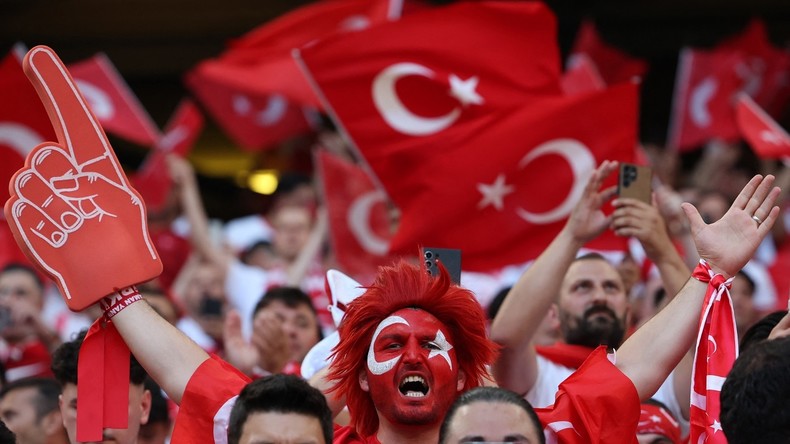 EN DIRECT : Les supporters arrivent au stade avant le match Autriche-Turquie des huitièmes de finale de l'Euro