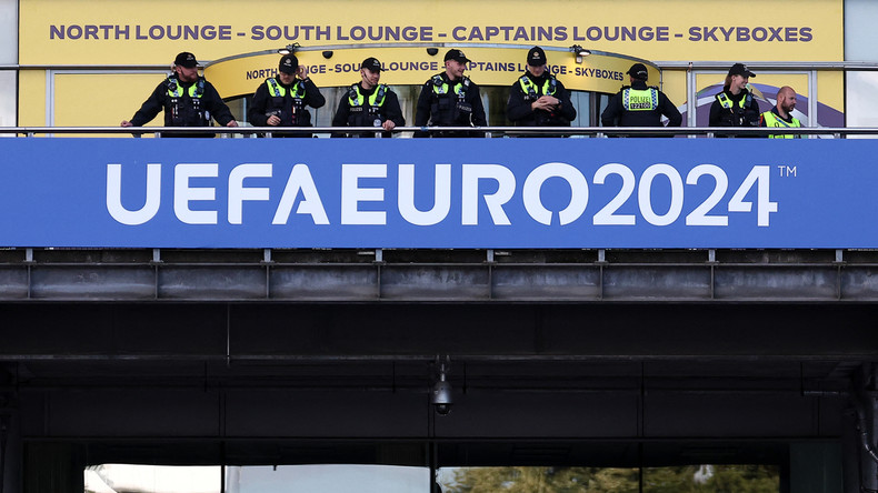 EN DIRECT : les supporters arrivent au Volksparkstadion avant le quart de finale de l'Euro entre le Portugal et la France