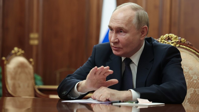 Vladimir Poutine en réunion avec le directeur de RusHydro