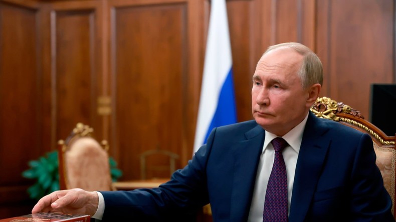 Poutine reçoit le directeur général de « Rostec » Sergueï Tchémézov