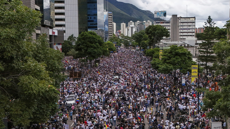 EN DIRECT : rassemblement des opposants de Maduro