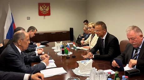 Sergueï Lavrov rencontre le ministre hongrois des Affaires étrangères Peter Szijjarto à New York