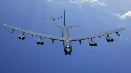 Mig contre B-52: des chasseurs russes repoussent deux bombardiers américains de la frontière russe