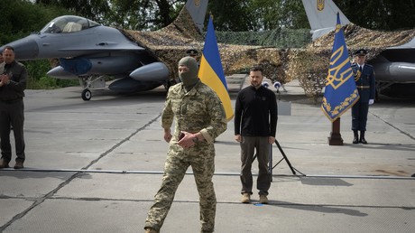 «Les États-Unis choisissent un remplaçant pour Zelensky», estime le SVR