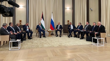 Poutine accueille Abbas à Moscou et souligne leur position commune en faveur d'un État palestinien