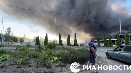 Donetsk : vaste incendie dans un centre commercial après une frappe ukrainienne (VIDEO)