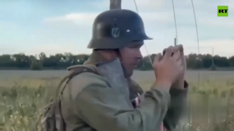 Vive émotion en Russie, après le harcèlement d’un vieil homme par un soldat ukrainien coiffé d’un casque nazi (VIDEO)