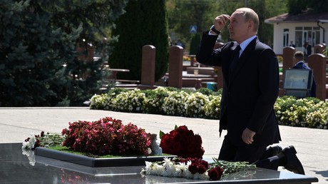 Vladimir Poutine visite l'école n°1 de Beslan, 20 ans après l'attaque terroriste