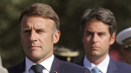 «Parodie de démocratie» : le NFP fustige l’attitude de Macron, qui refuse de nommer Castets à Matignon