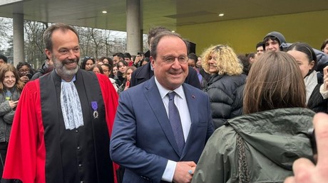 Ni Macron, ni Mélenchon : Hollande prend la parole et suscite des critiques au centre et à gauche