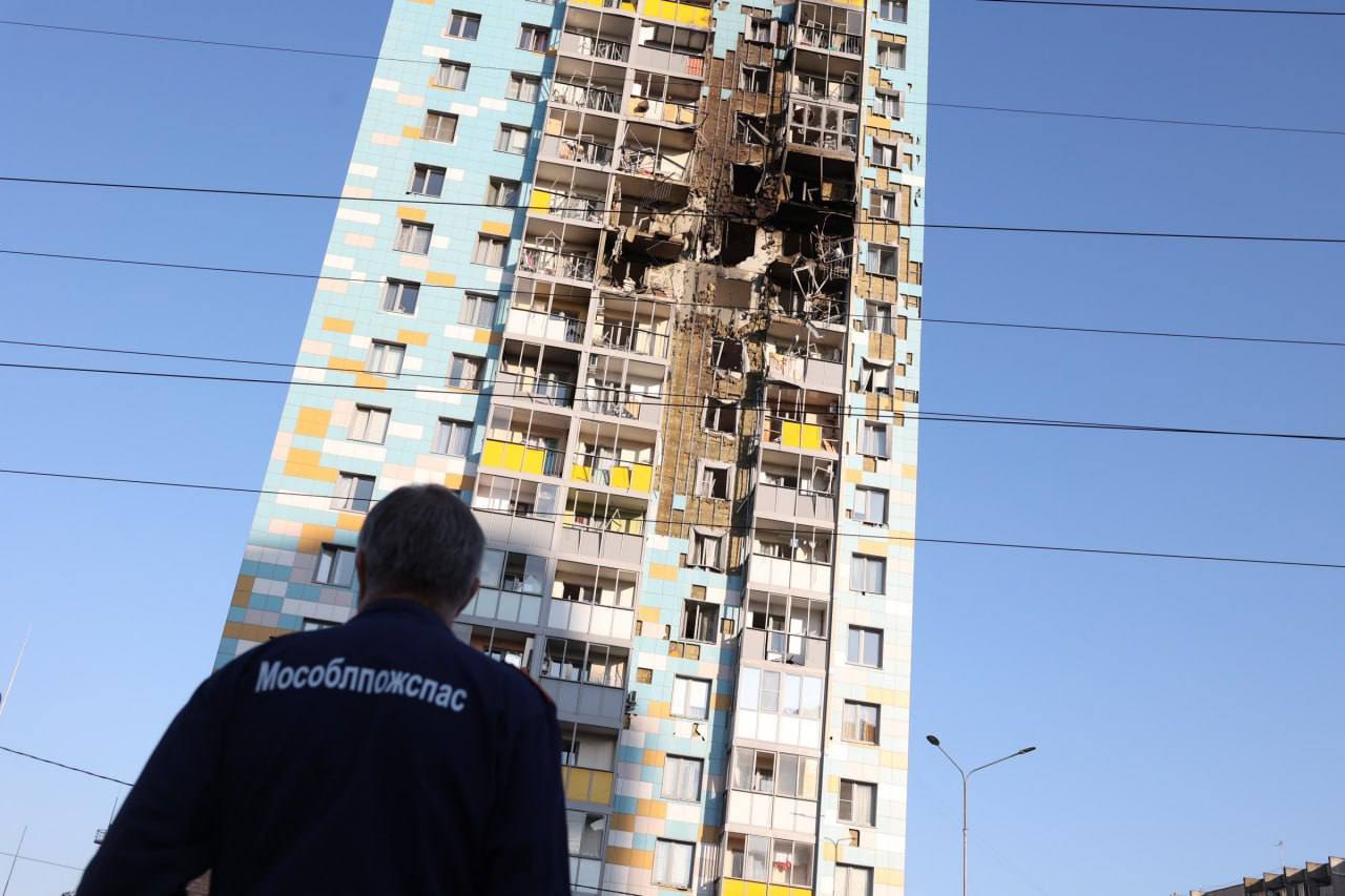 Attaque de drones ukrainiens : une femme tuée et trois personnes blessées dans la région de Moscou