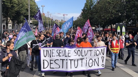 Manifestations contre le « coup de force de Macron » en France