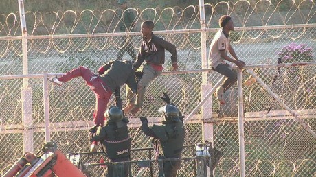 Des centaines de migrants repoussés par la police marocaine près de Ceuta