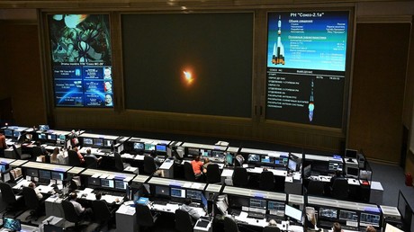 Le vaisseau spatial Soyouz MS-25 avec un équipage international revient sur Terre après un vol vers l'ISS