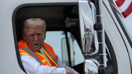 Trump à bord d’un camion poubelle pour répondre aux propos de Joe Biden