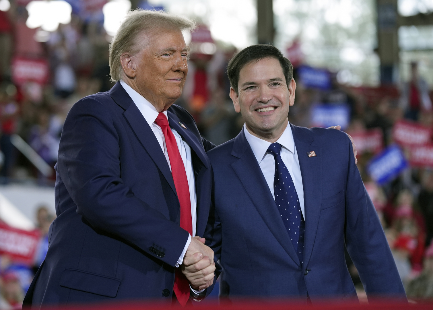 Donald Trump choisit des figures médiatiques et politiques pour sa nouvelle administration