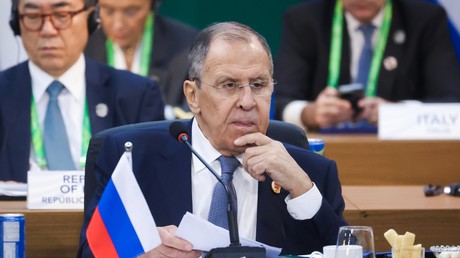 Frappes en Russie : les Occidentaux «veulent une escalade», dénonce Lavrov