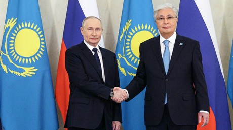 En visite au Kazakhstan, Vladimir Poutine salue un allié «véritablement fiable»