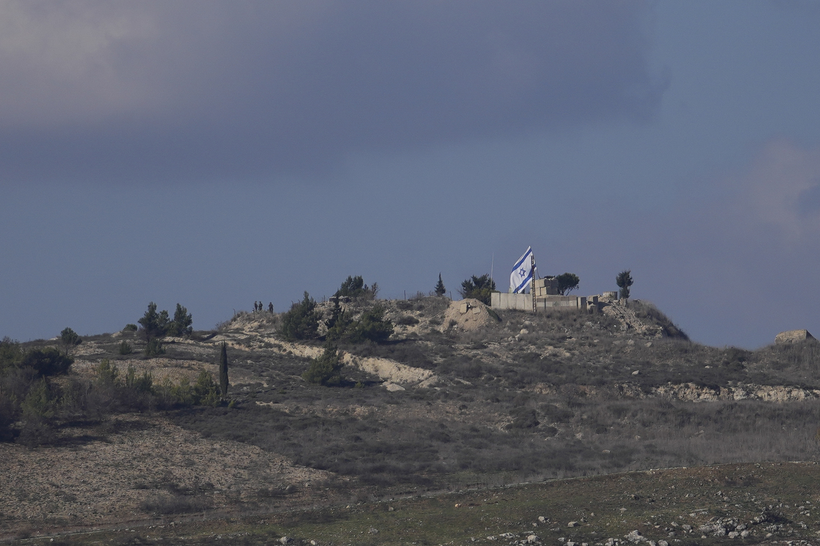 Proche-Orient : l'armée israélienne continue de viser le sud-Liban et la frontière syrienne