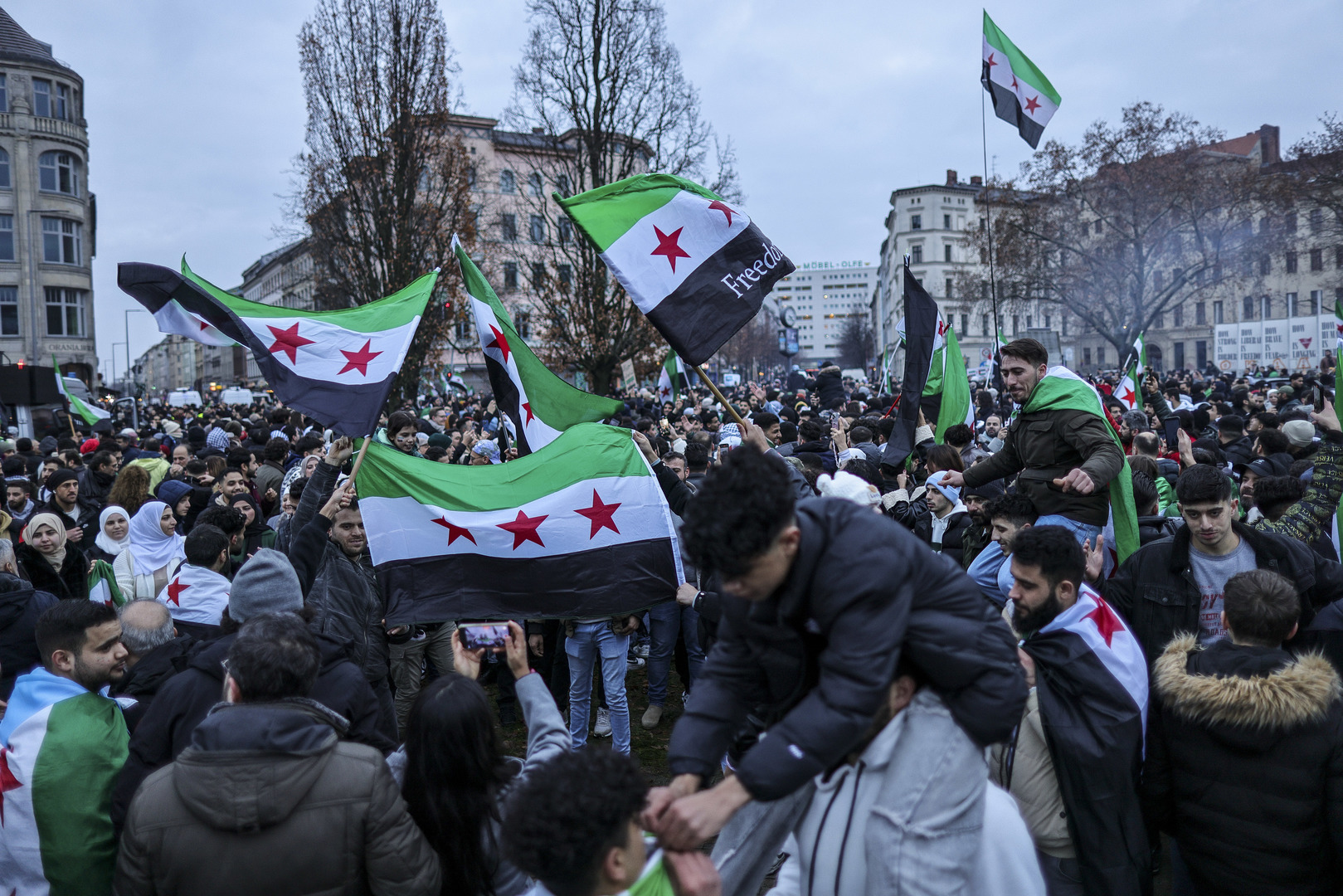 Des pays européens commencent à suspendre l'examen des demandes d'asile des Syriens