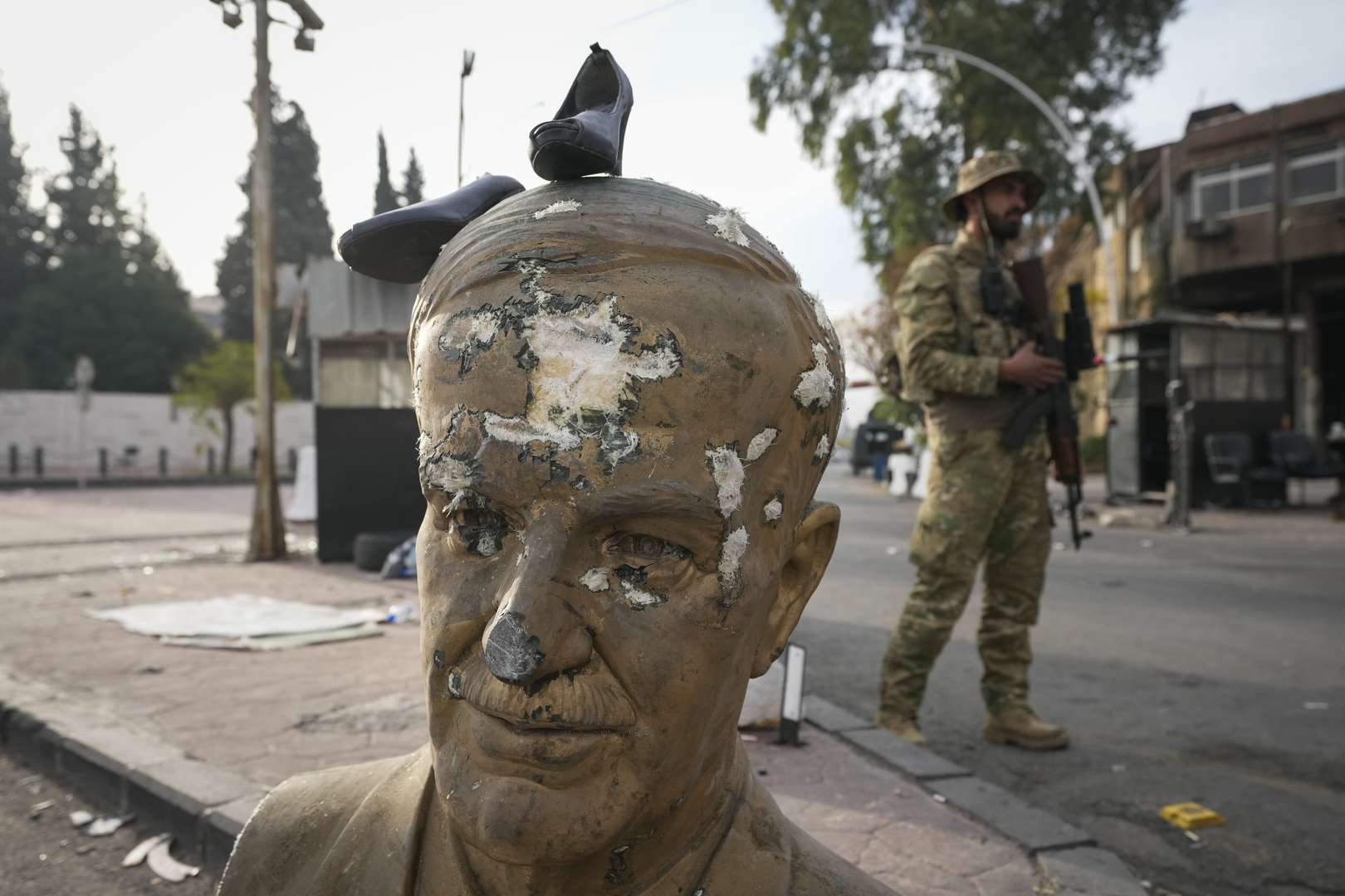 Syrie : la tombe de Hafez el-Assad incendiée par les djihadistes (VIDEO)