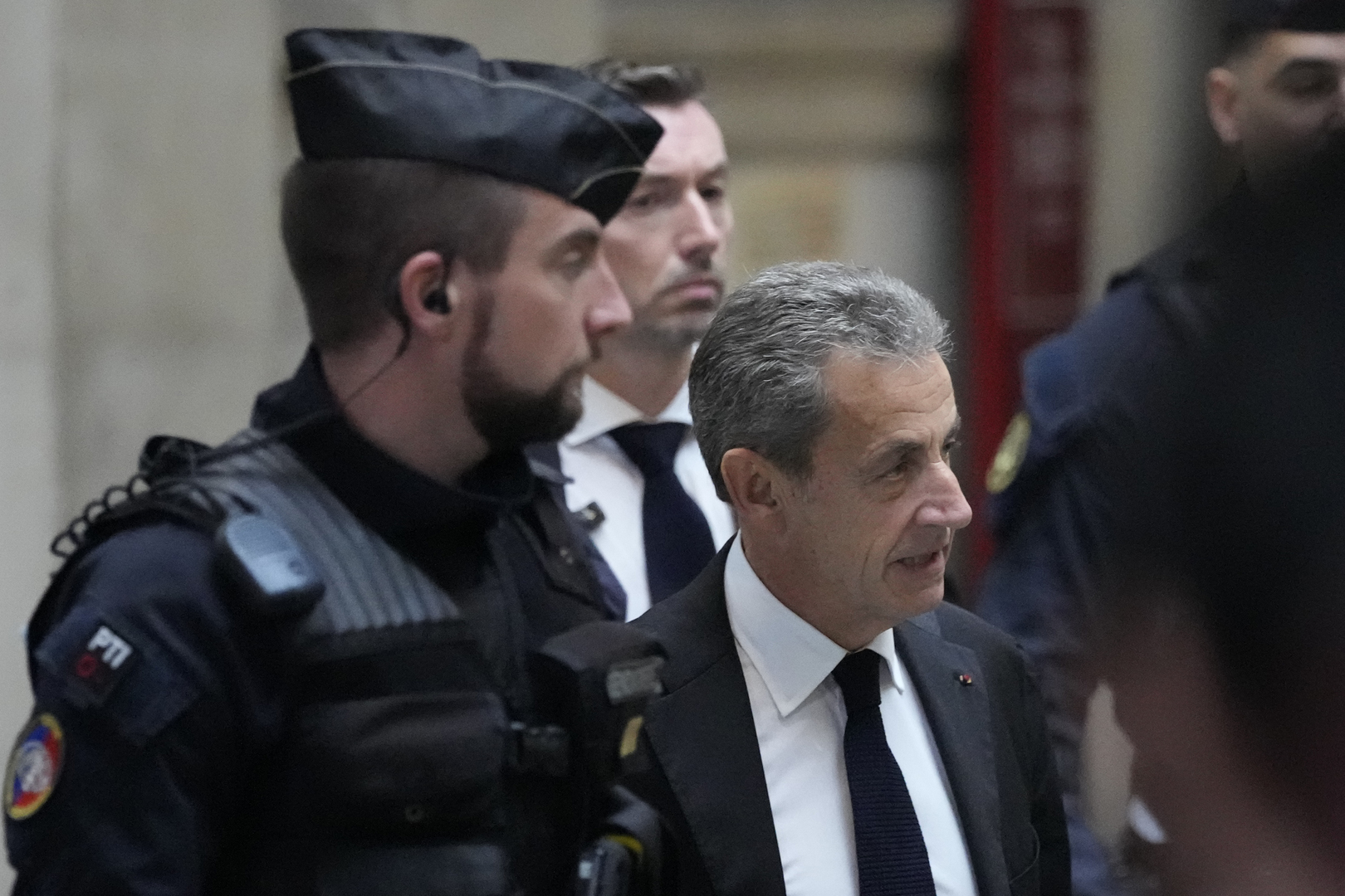 France : la condamnation inédite de l'ancien président Nicolas Sarkozy fait débat