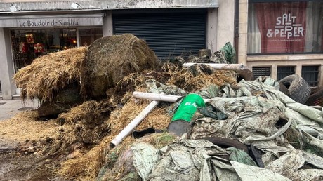 Censure du gouvernement Barnier : des permanences parlementaires ciblées par des agriculteurs