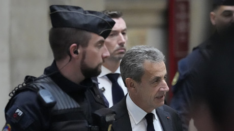 France : la condamnation inédite de l'ancien président Nicolas Sarkozy fait débat