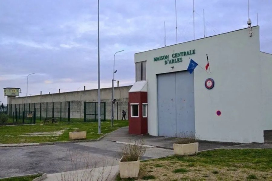 Prise d'otages en cours à la prison d'Arles : un détenu armé retient cinq personnes