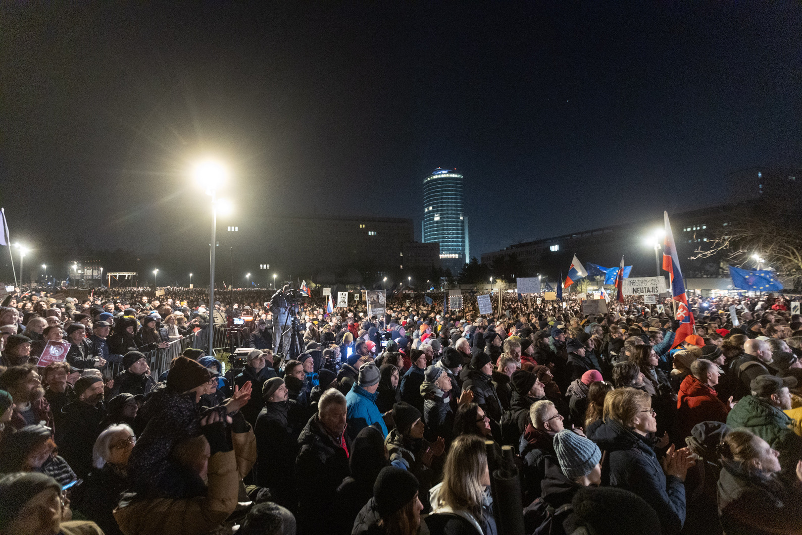 Manifestations antigouvernementales en Slovaquie : Fico veut expulser tous les instructeurs étrangers