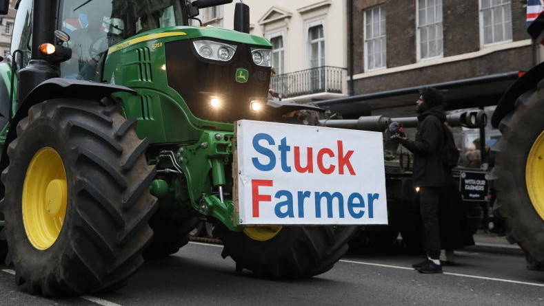 Impôt sur les successions : les agriculteurs britanniques bloquent le centre de Londres avec des tracteurs et des chars en signe de protestation