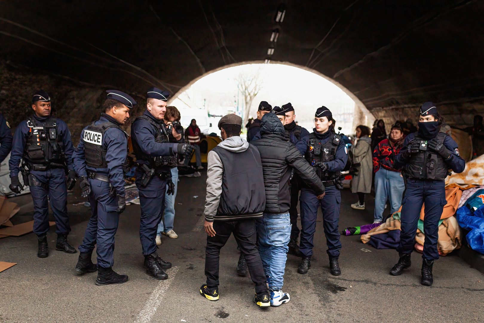 Immigration en France : hausse des expulsions, baisse des régularisations en 2024