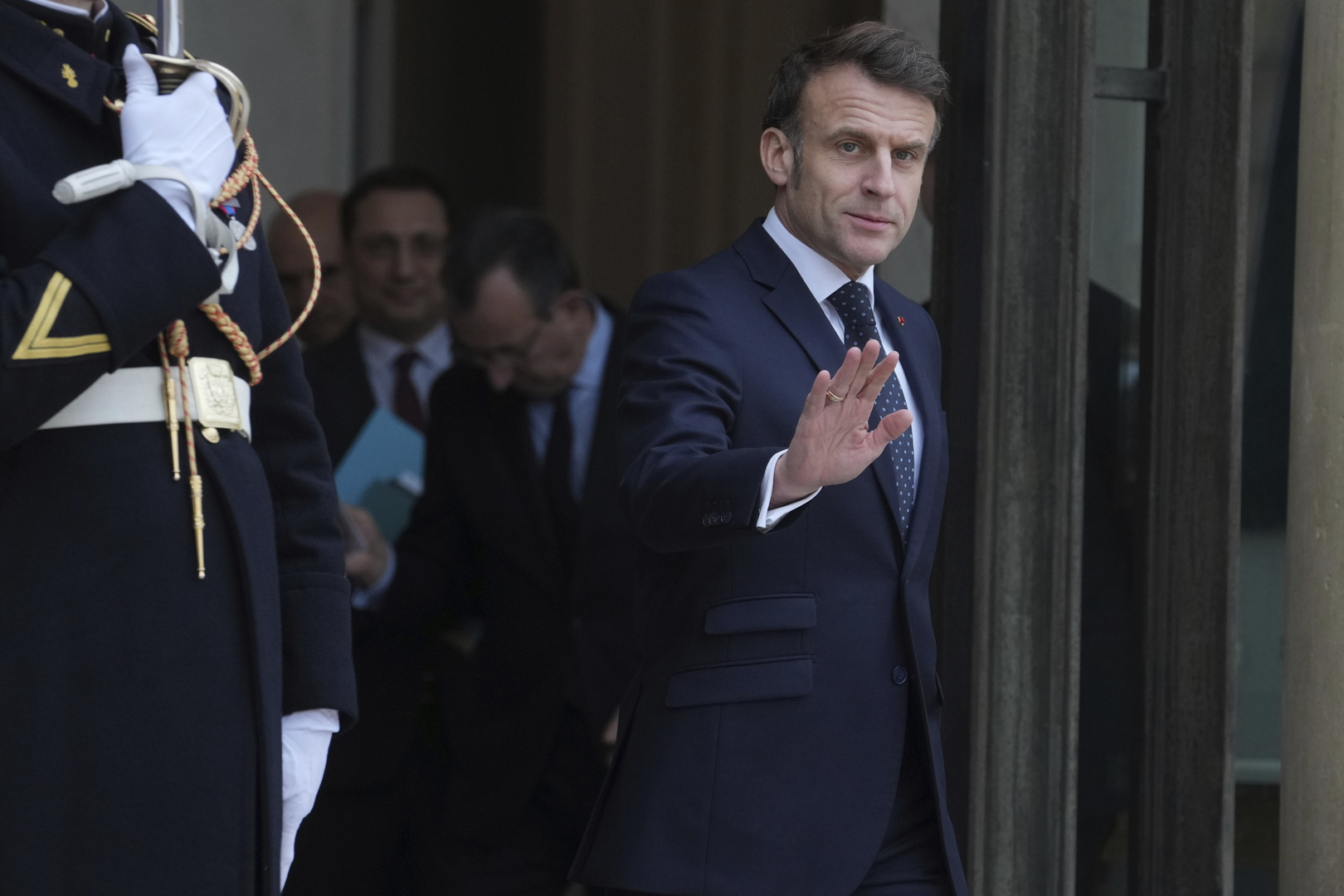 Isolé, Emmanuel Macron cherche une nouvelle posture face à la Russie