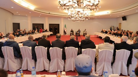 Ahmed el-Chareh se rend dans le fief de la famille Assad