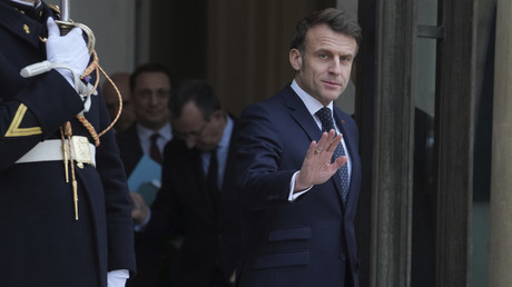 Isolé, Emmanuel Macron cherche une nouvelle posture face à la Russie