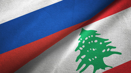 Drapeaux du Liban et de la Russie réunis