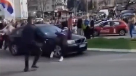 Belgrade : une voiture fonce sur une foule de manifestants, plusieurs blessés