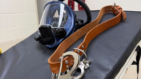 Un brancard et un masque à gaz