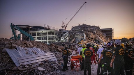 Des équipes de secours thaïlandaises, effondrement d'un bâtiment