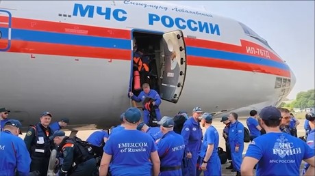 Un avion spécial du ministère des Situations d'urgence de Russie avec un hôpital mobile et une équipe de secours arrive en Birmanie