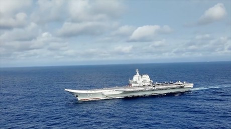 Le porte-avions chinois Shandong naviguant près de Taïwan