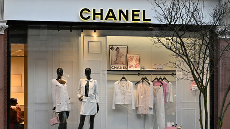 Vue générale de l'extérieur du magasin de la marque de mode de luxe Chanel