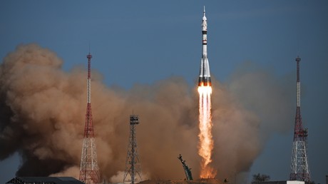 Le vaisseau spatial russe avec deux cosmonautes russes et un de la NASA s'est amarré à l'ISS (VIDEO)