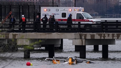 Images spectaculaires du crash d'un hélicoptère dans le fleuve Hudson : six morts, dont trois enfants (VIDEO)