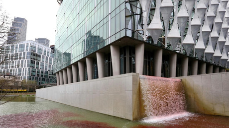 Vente d’armes à Israël : du colorant rouge versé devant l’ambassade des États-Unis à Londres (VIDEO)