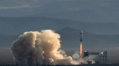 Une fusée de Jeff Bezos revient de l’espace après un vol de 10 minutes avec Katy Perry à son bord
