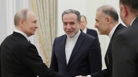 Vladimir Poutine reçoit à Moscou le ministre iranien des Affaires étrangères