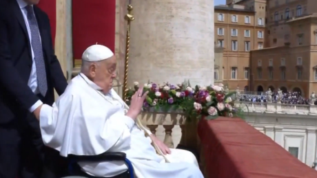 Vatican : le pape François, affaibli, fait une apparition surprise au balcon pour Pâques