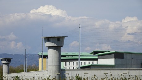 Vague d’arrestations après les attaques contre des prisons en France